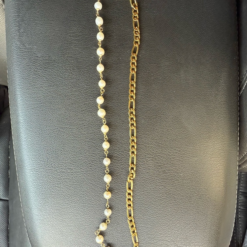 Elegant Gold and Pearl Necklace